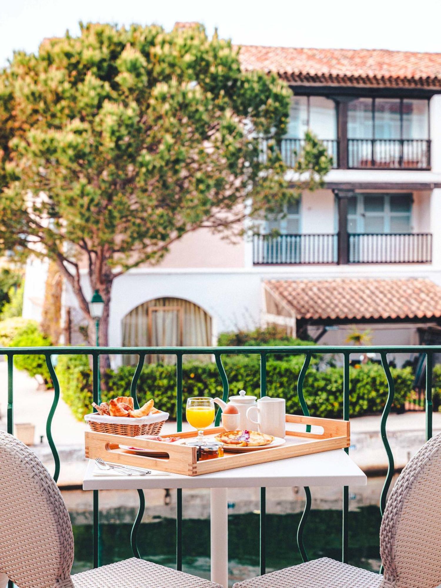 Le Suffren Hotel Гримо Екстериор снимка