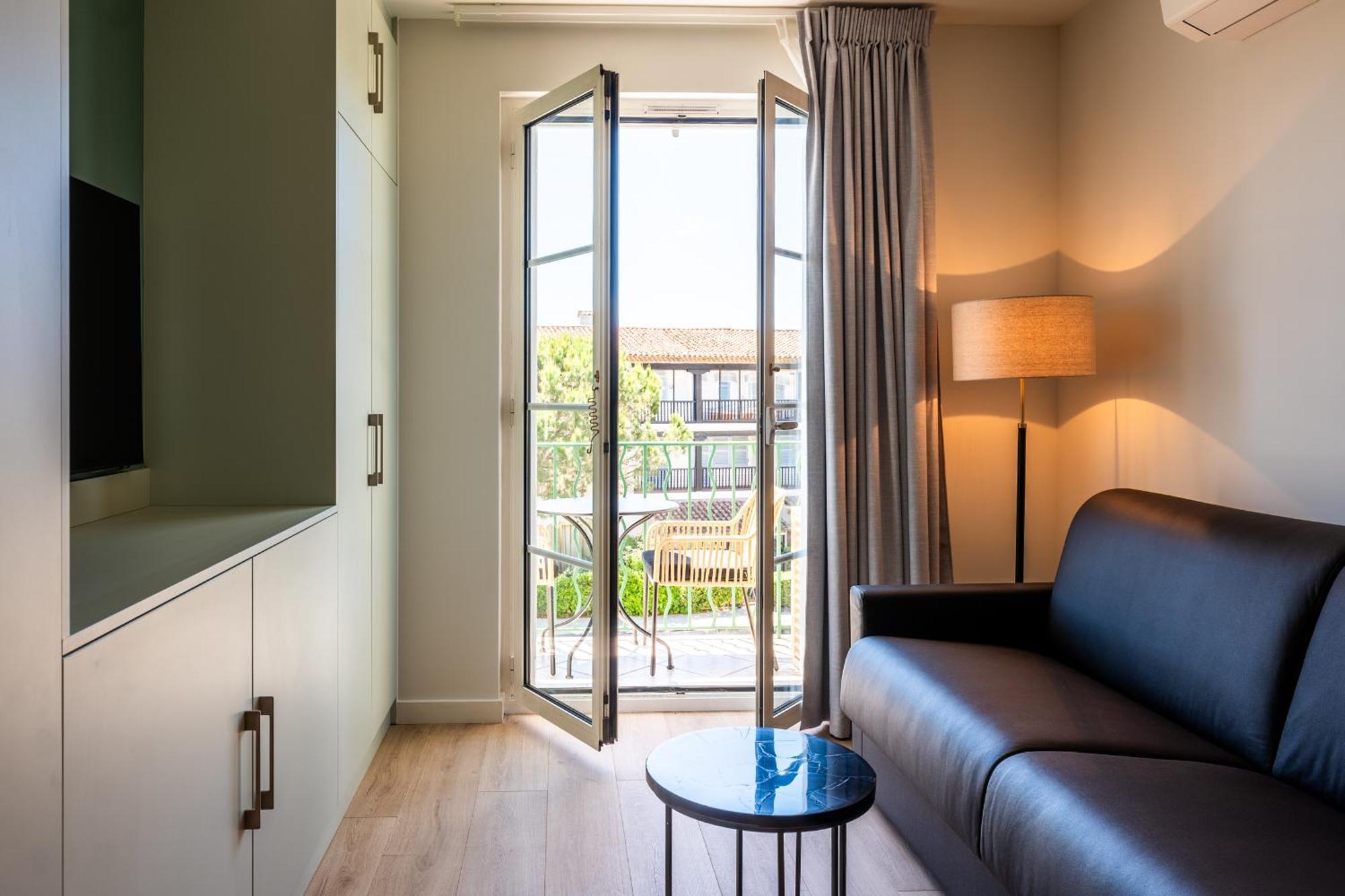 Le Suffren Hotel Гримо Екстериор снимка